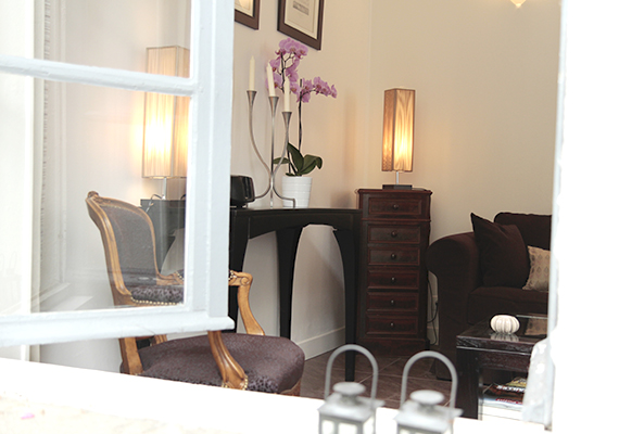 The luminous living-room opens onto the private terrace. 