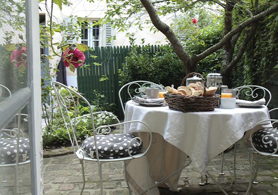 A peaceful and green setting to relax, to enjoy breakfast, to take time simply.