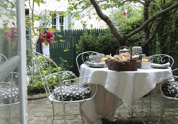 Un cadre paisible et verdoyant pour vous relaxer, prendre votre petit déjeuner ou tout simplement prendre le temps.